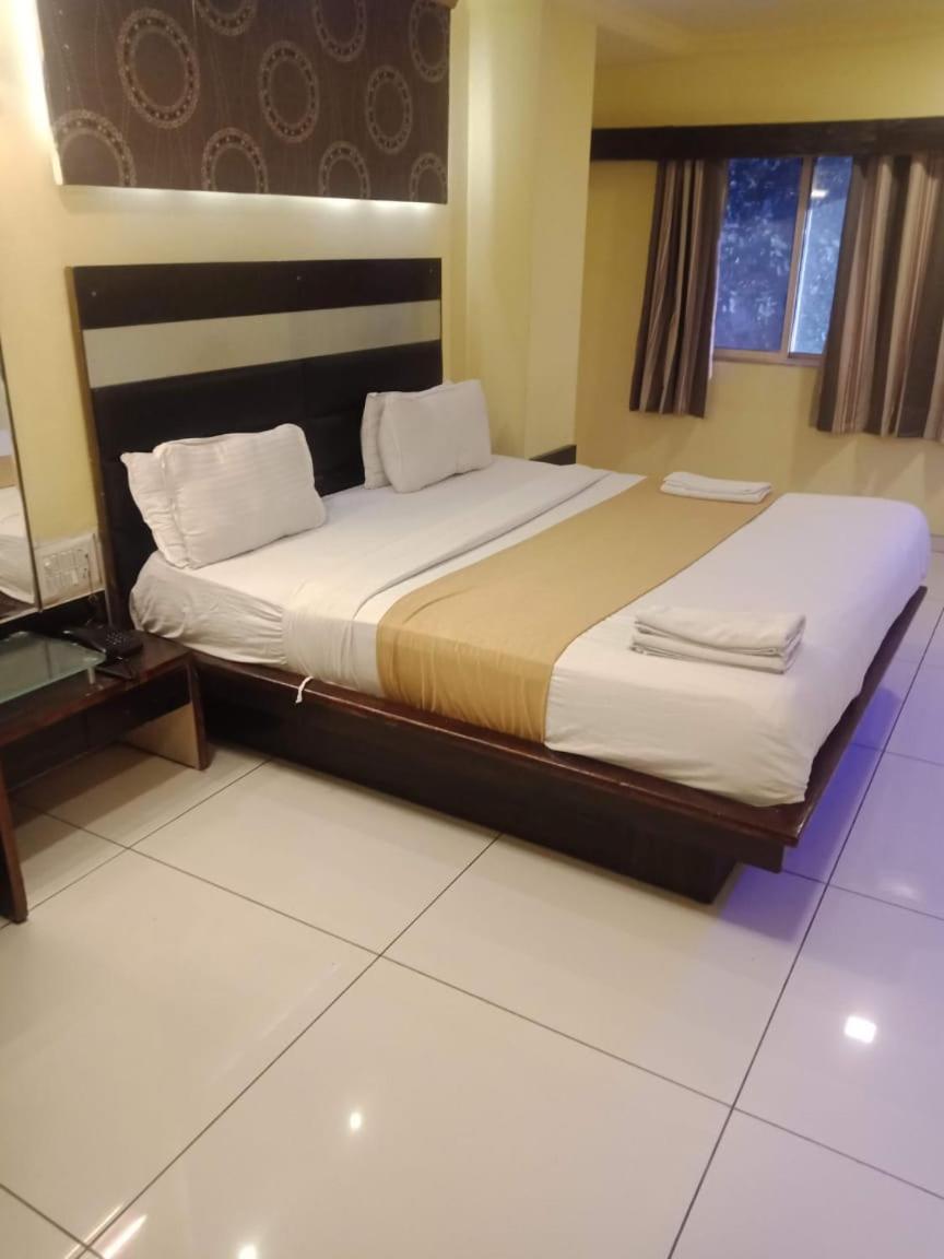 Hotel Kadamb Inn อาเมดาบัด ภายนอก รูปภาพ