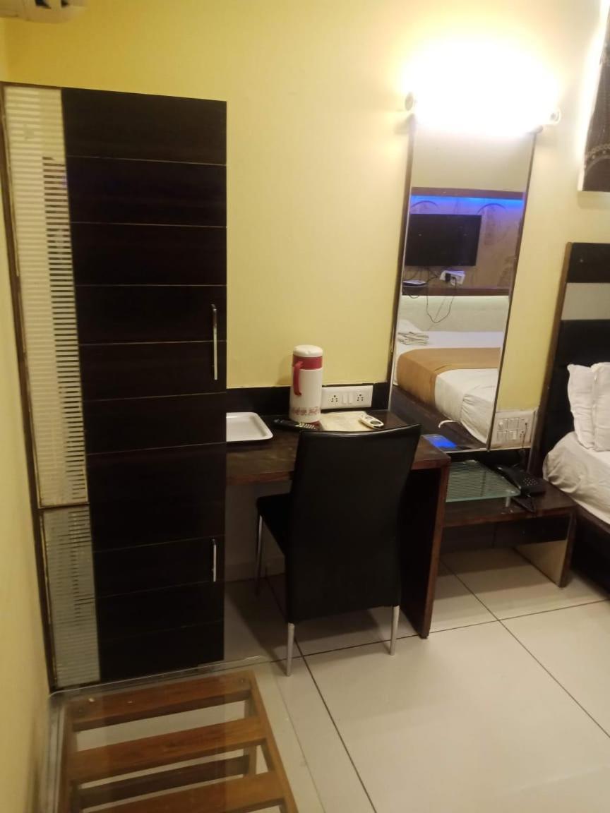 Hotel Kadamb Inn อาเมดาบัด ภายนอก รูปภาพ